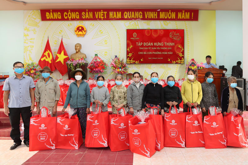 Tập đoàn Hưng Thịnh trao tặng gần 1.000 phần quà “Xuân Yêu Thương” cho bà con tỉnh Bình Định 