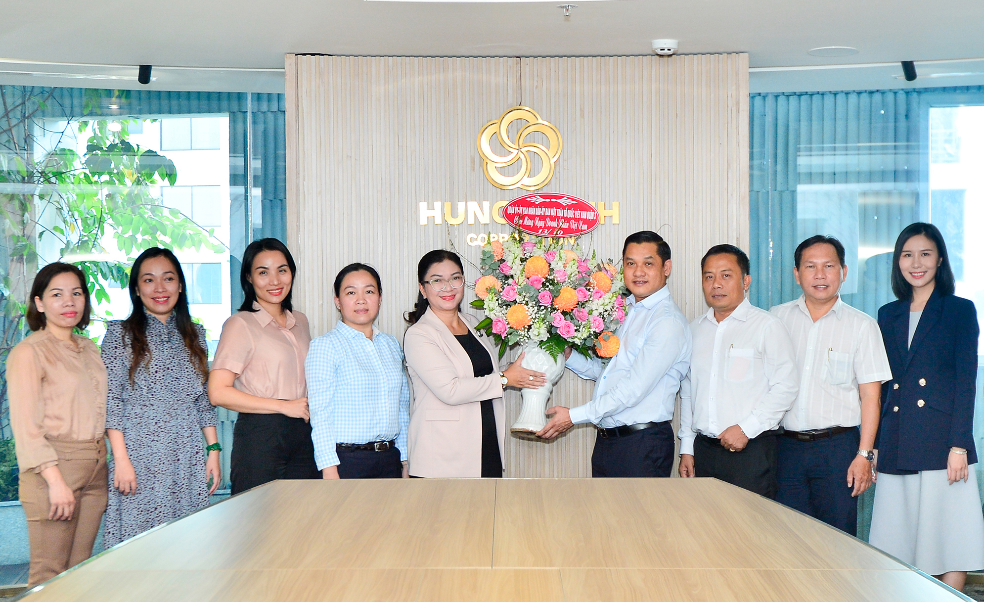 Đại diện UBND Quận 3 TP.HCM thăm và chúc mừng Tập đoàn Hưng Thịnh nhân ngày Doanh nhân Việt Nam