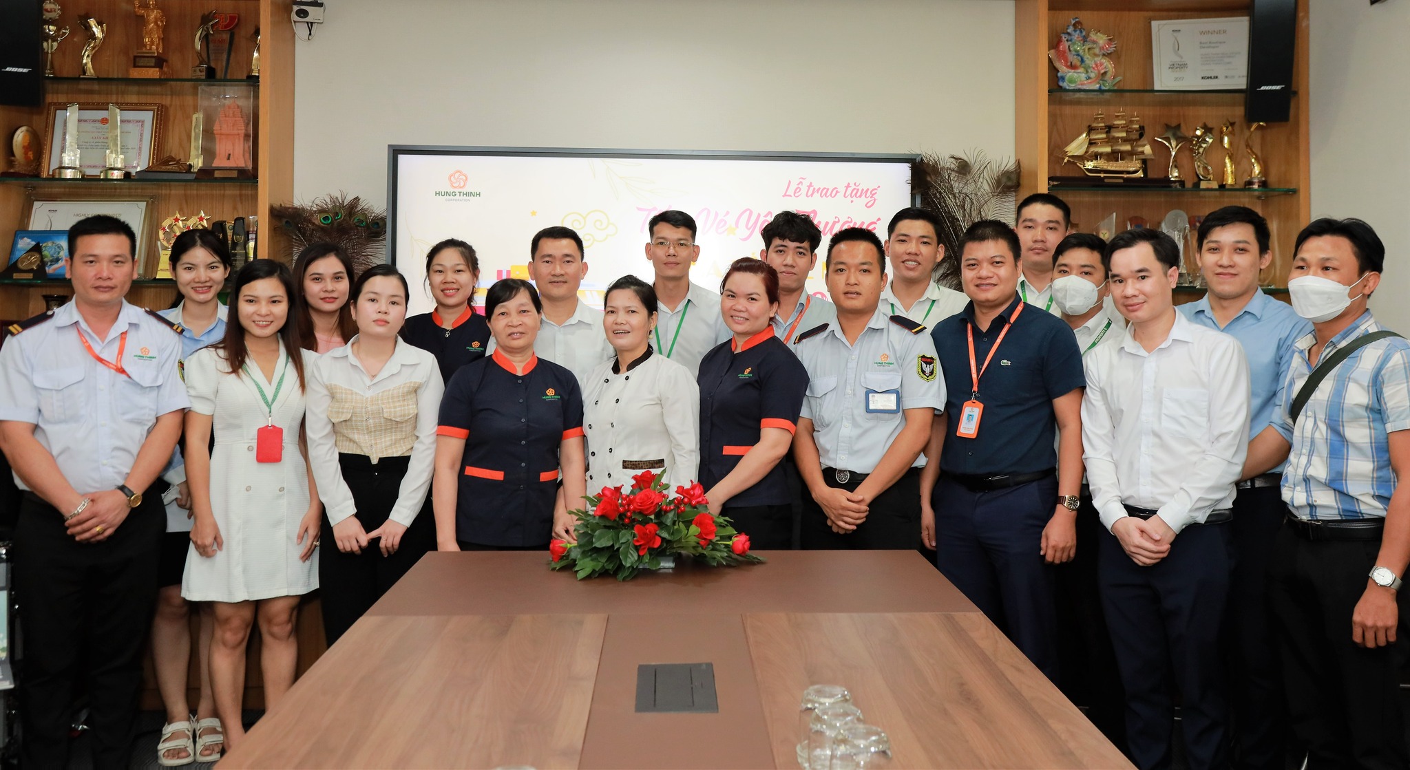 Tập đoàn Hưng Thịnh trao tặng tấm vé yêu thương hỗ trợ CBNV về quê đón Tết Quý Mão 
